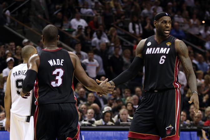 Wade e LeBron: con 65 punti in coppia hanno trascinato Miami al 2-2 nella serie. Afp